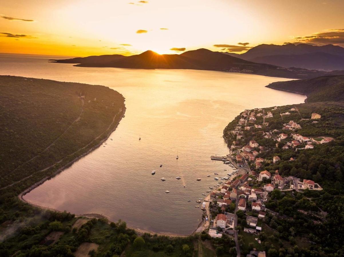 Apartments Vila Lazarevic Tivat Bagian luar foto